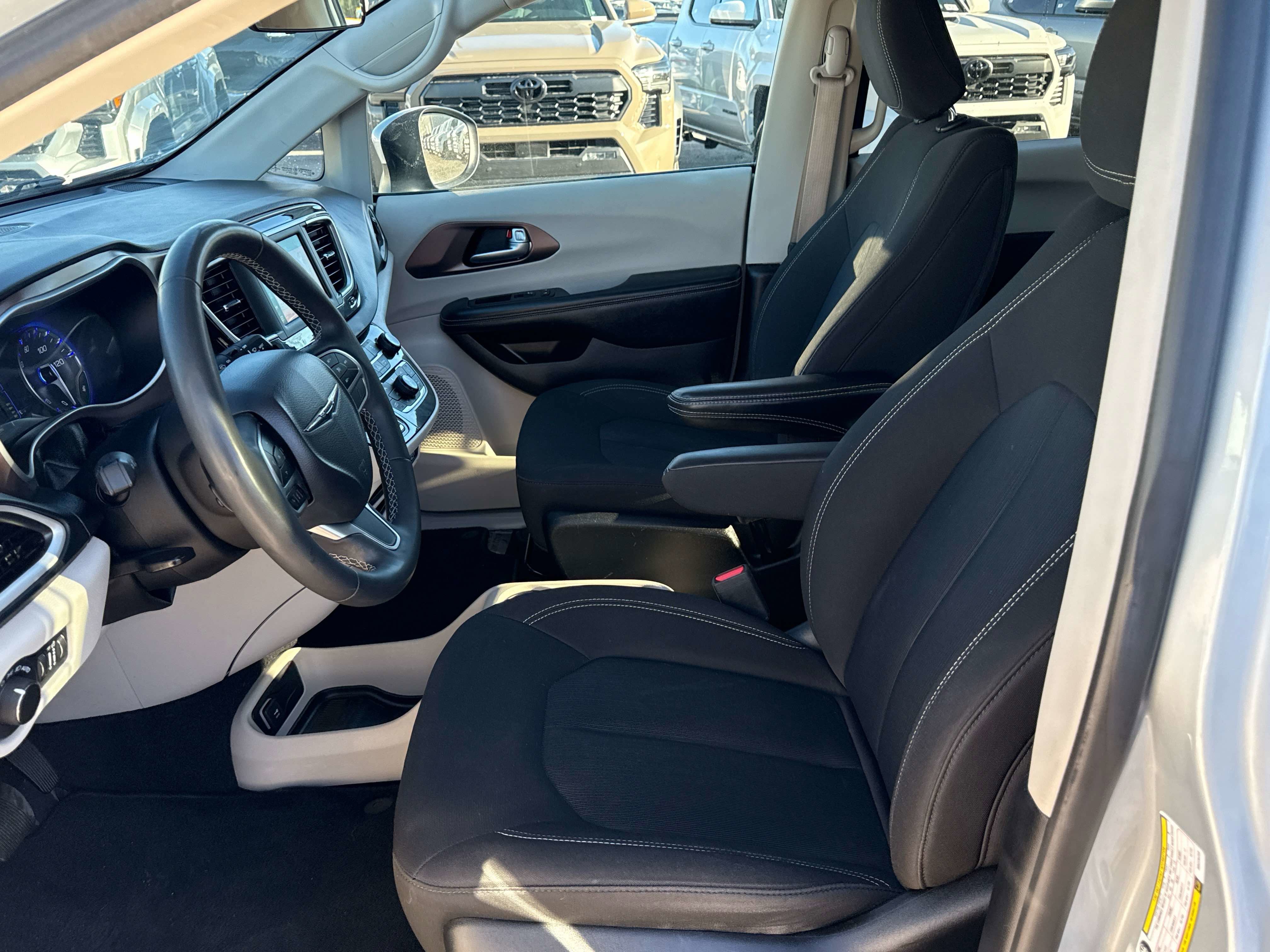 2022 Chrysler Voyager LX