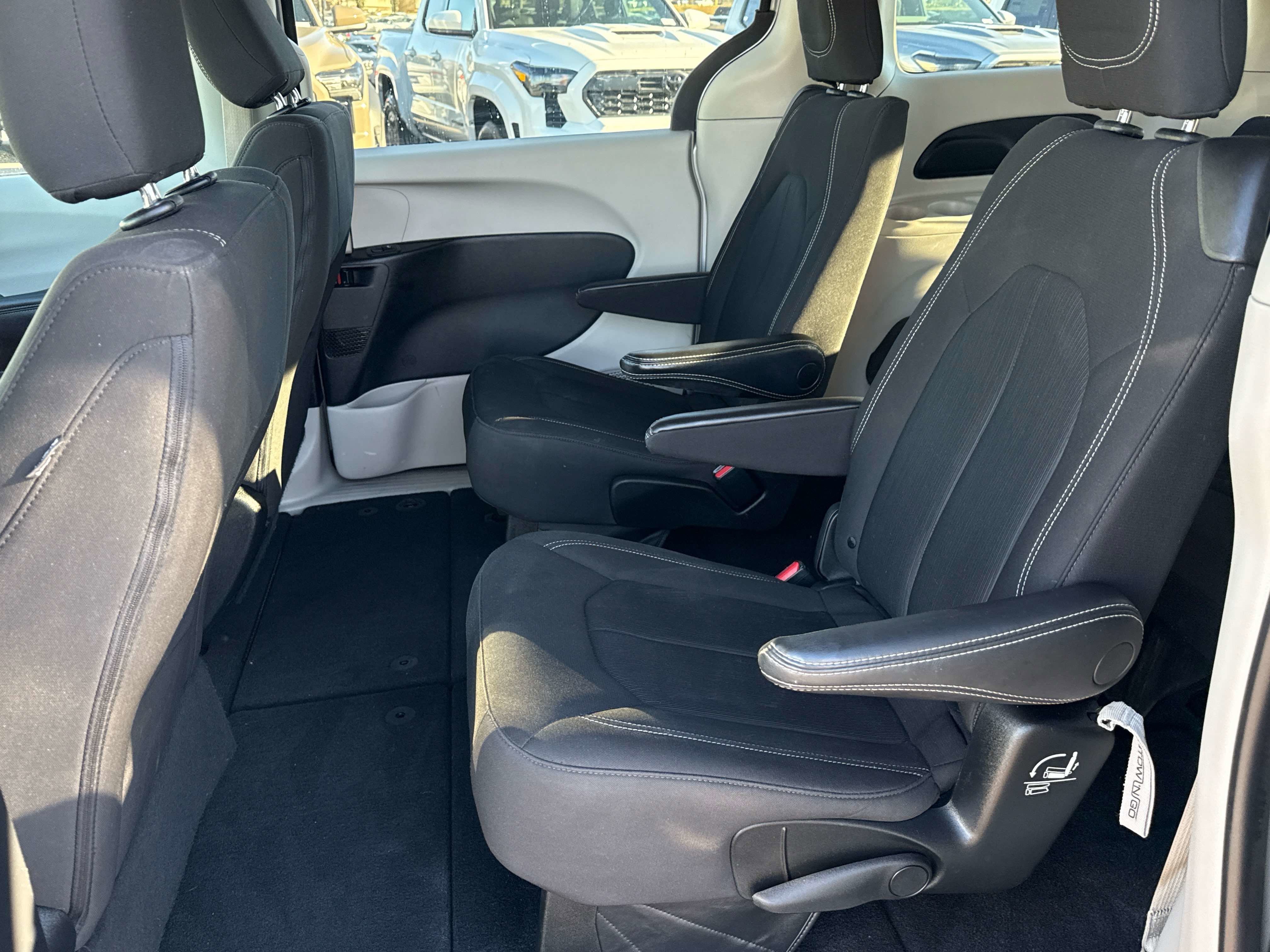 2022 Chrysler Voyager LX