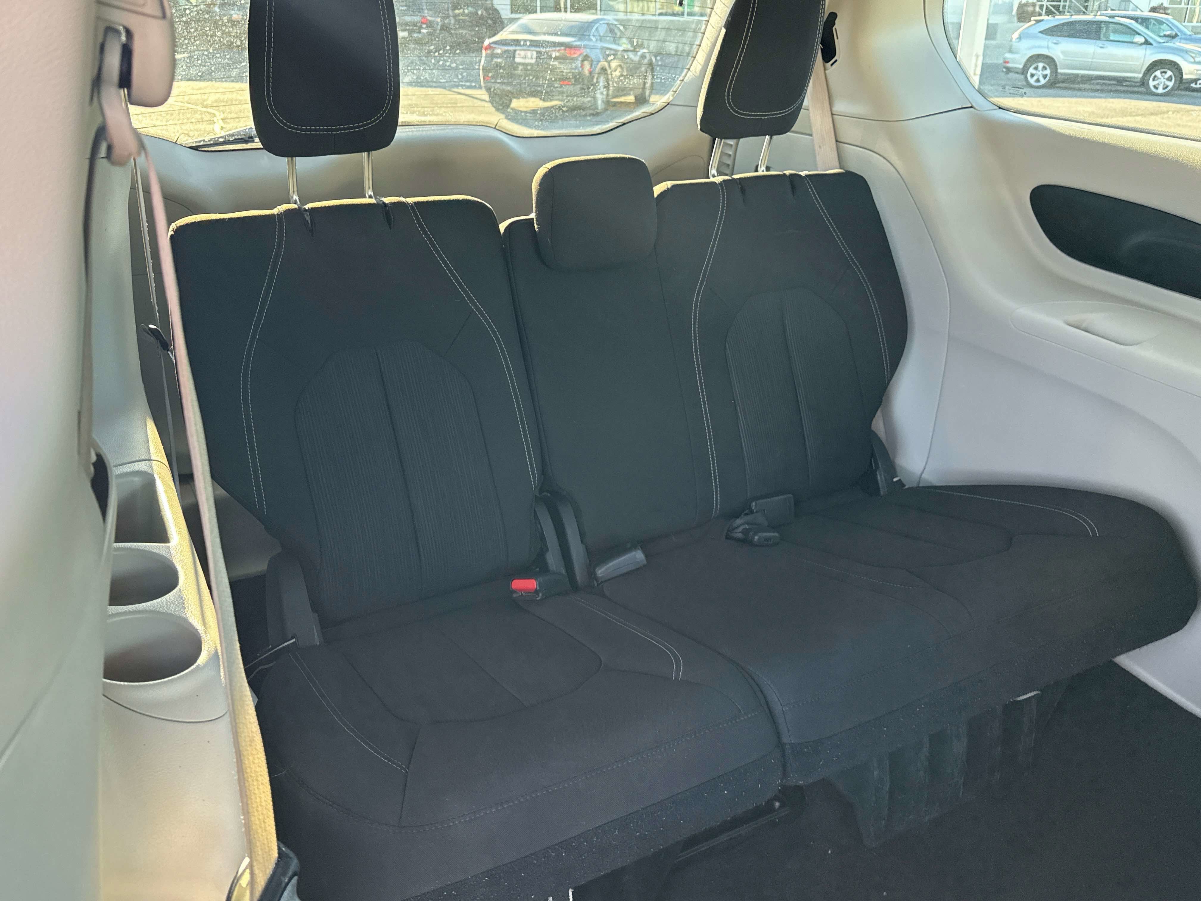 2022 Chrysler Voyager LX