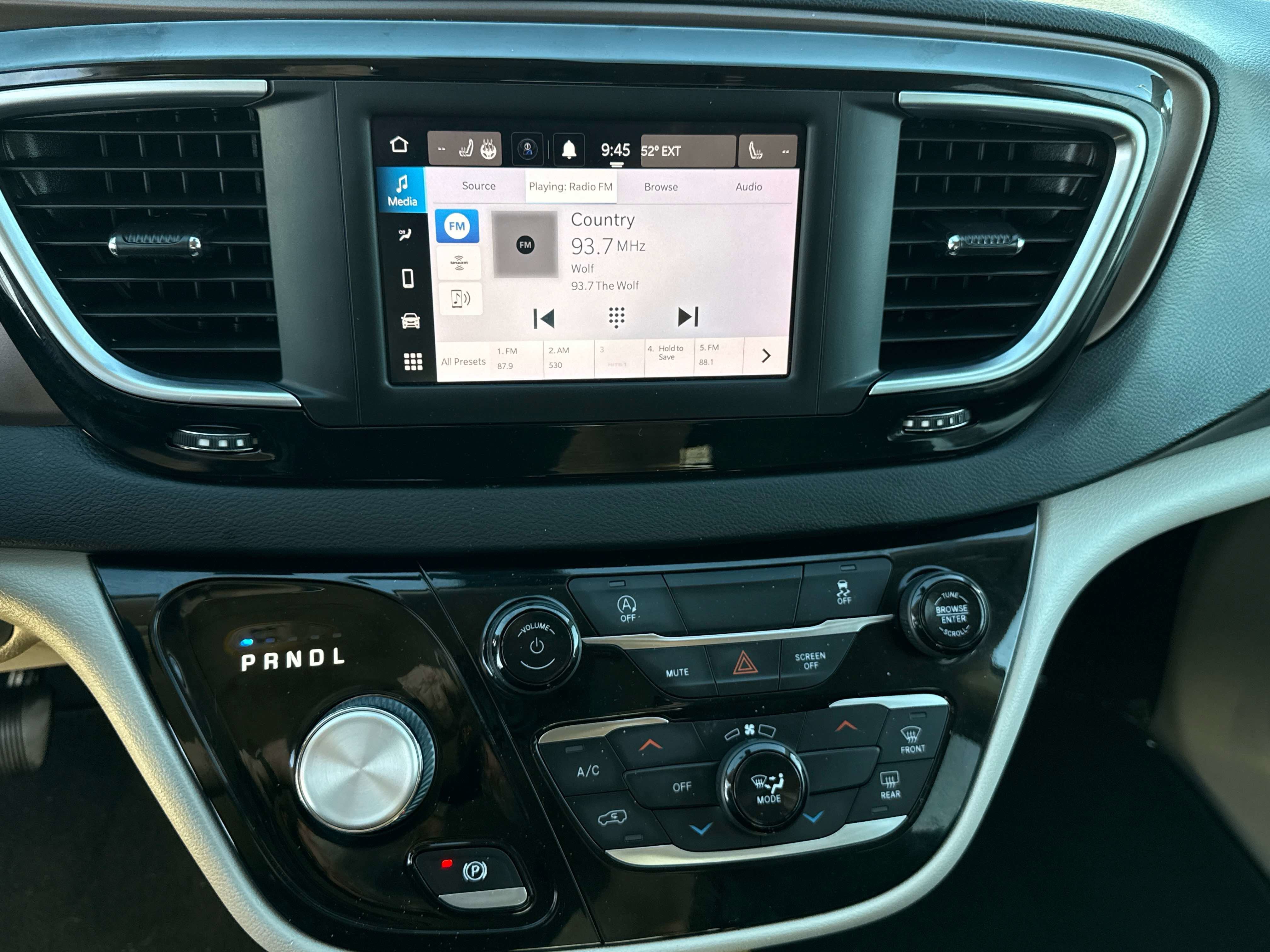 2022 Chrysler Voyager LX