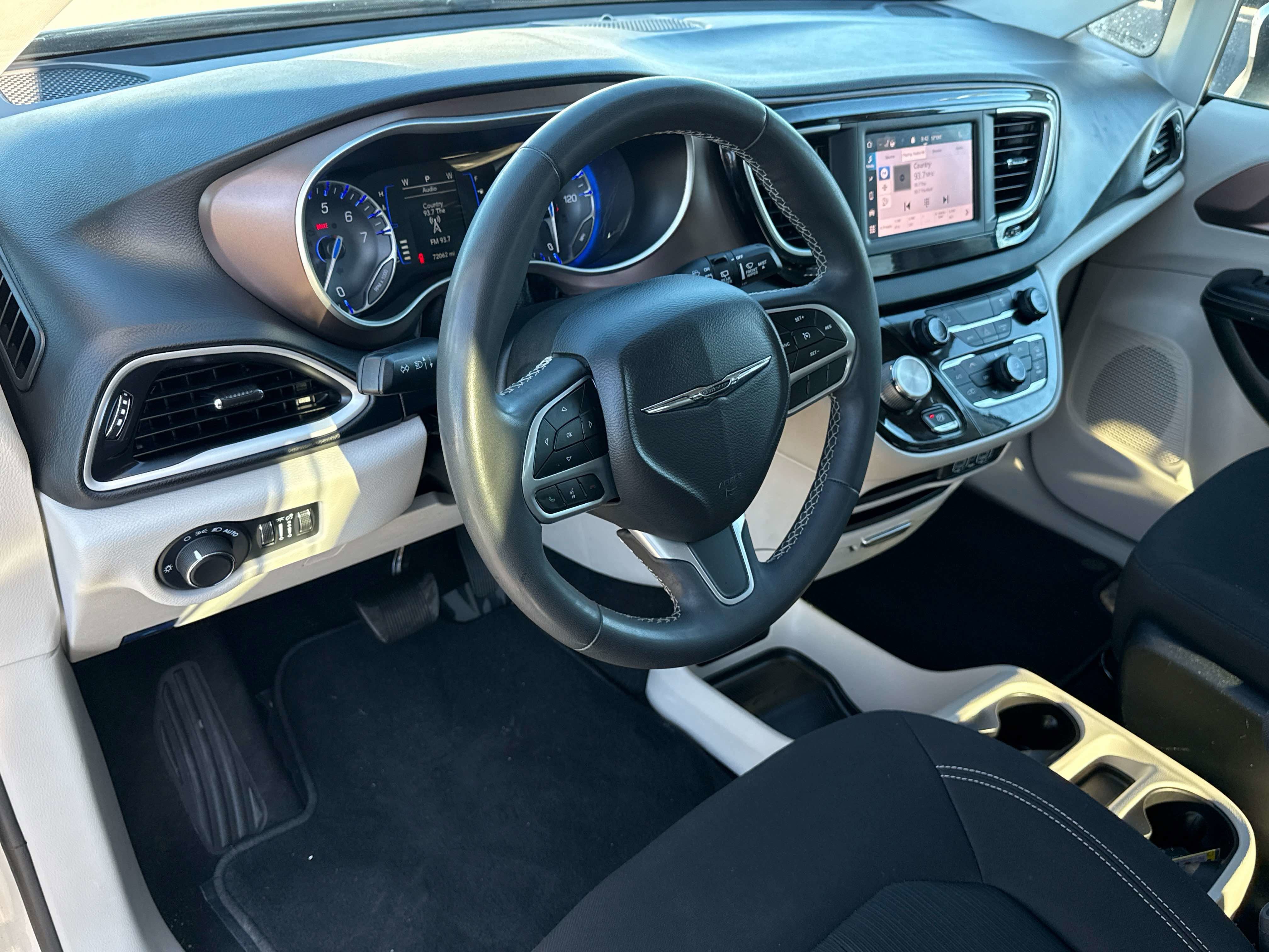 2022 Chrysler Voyager LX