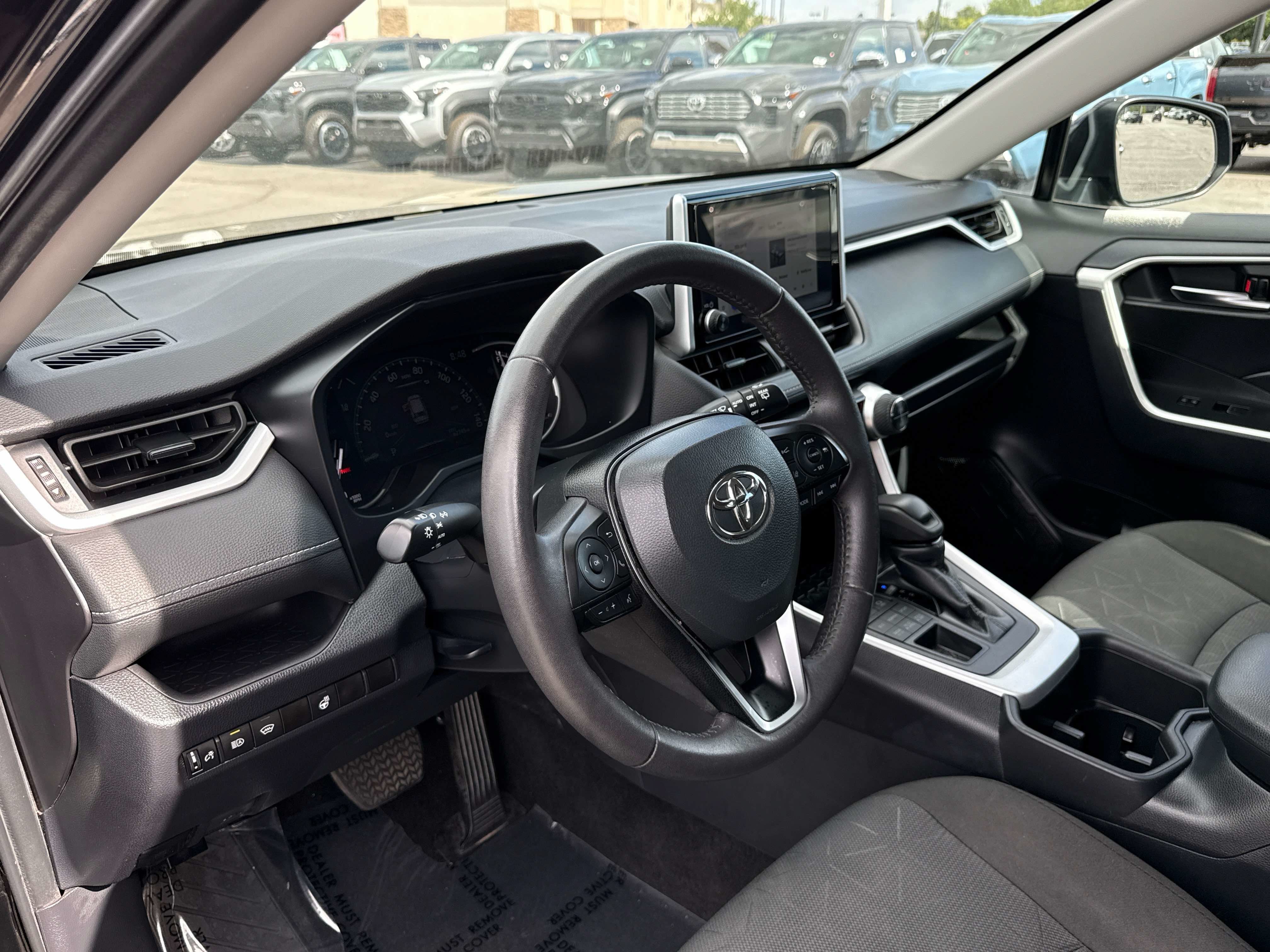 2024 Toyota RAV4 XLE - Photo 11