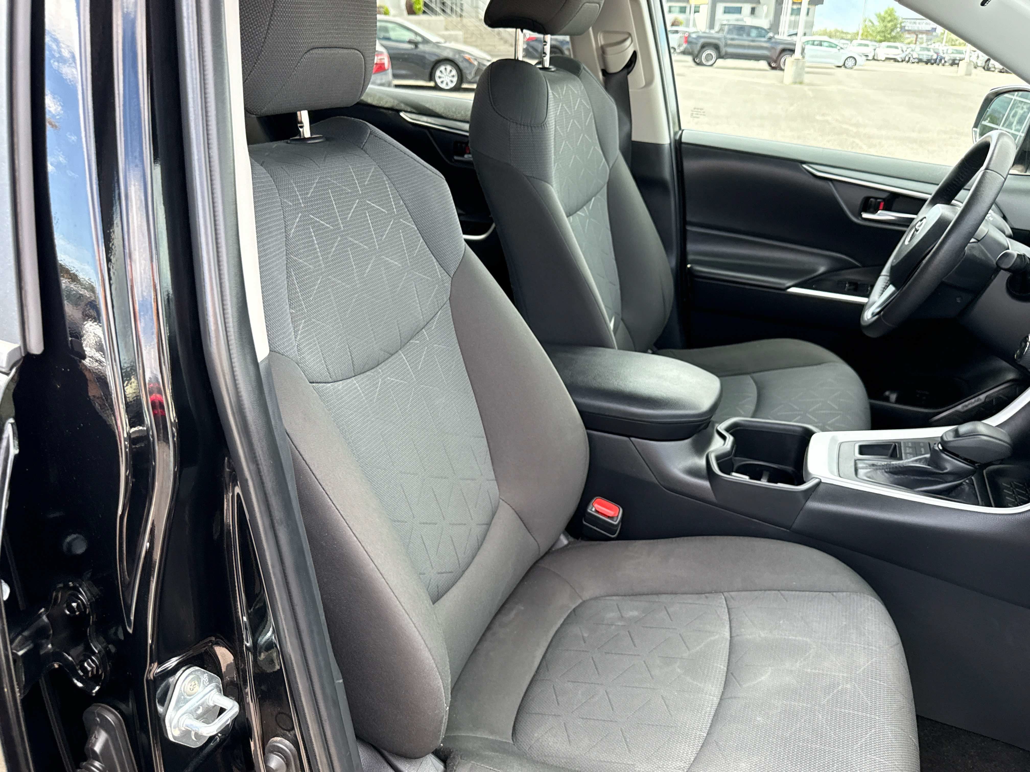 2024 Toyota RAV4 XLE - Photo 18