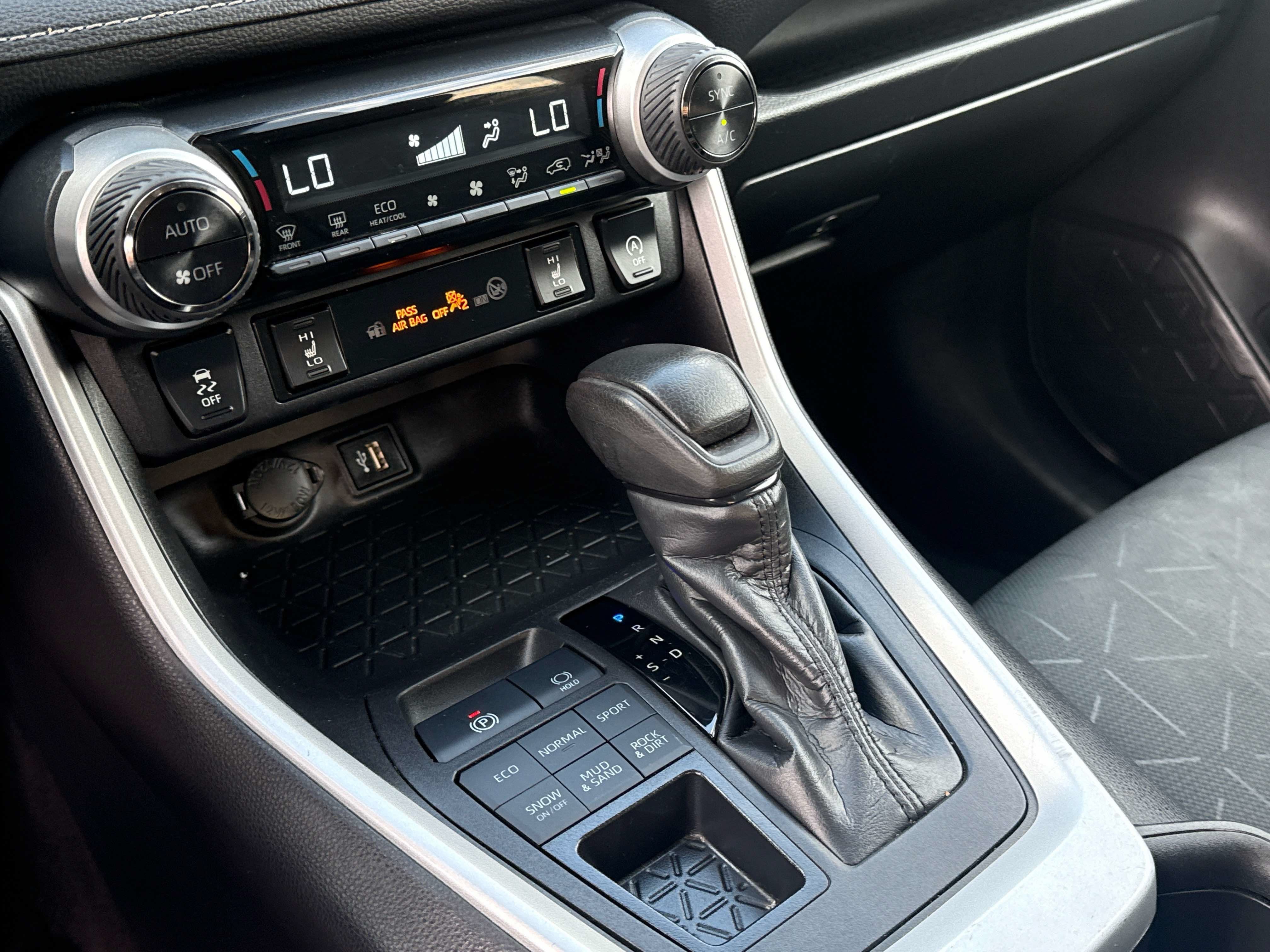 2024 Toyota RAV4 XLE - Photo 24