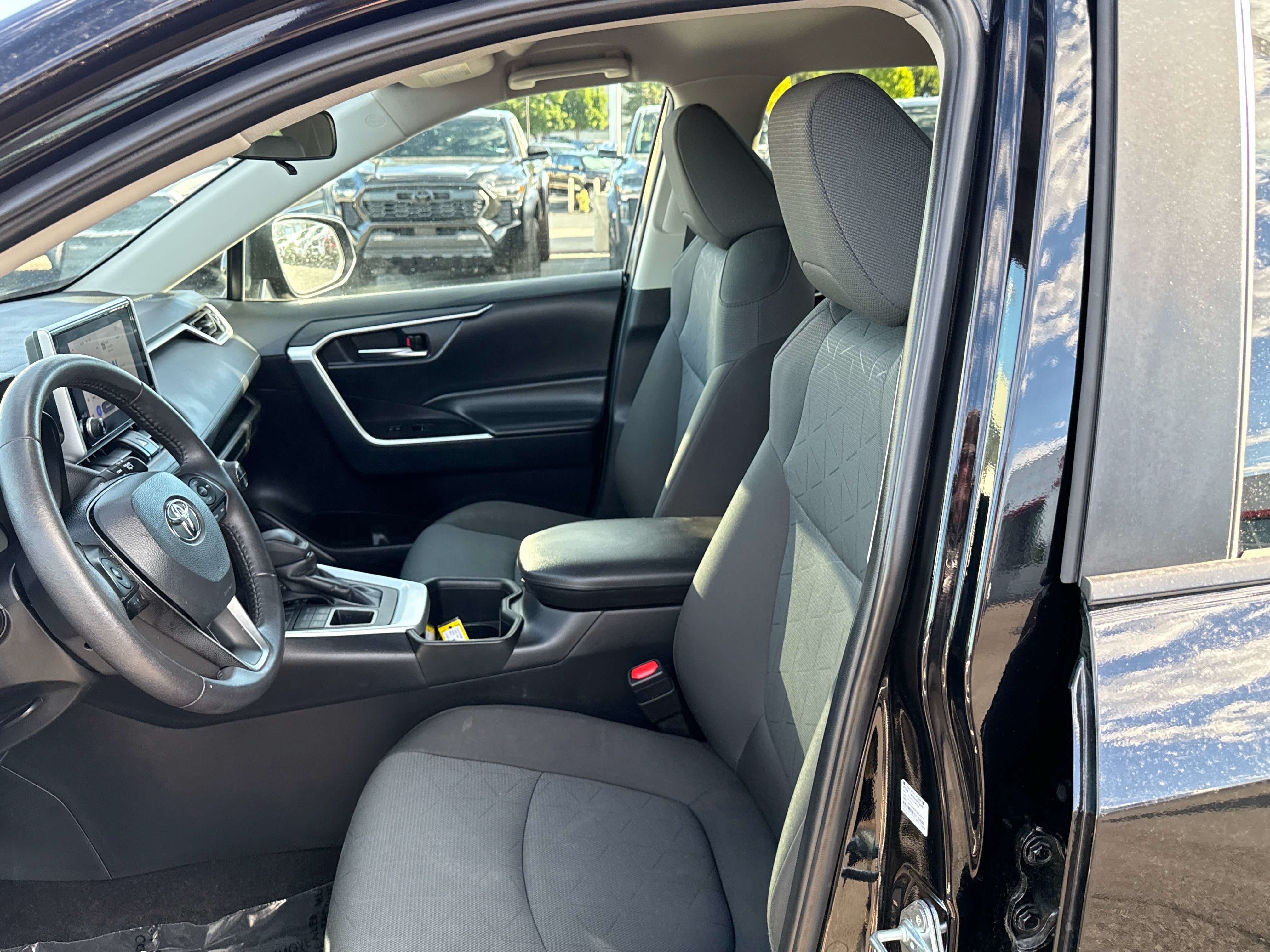 2024 Toyota RAV4 XLE - Photo 12