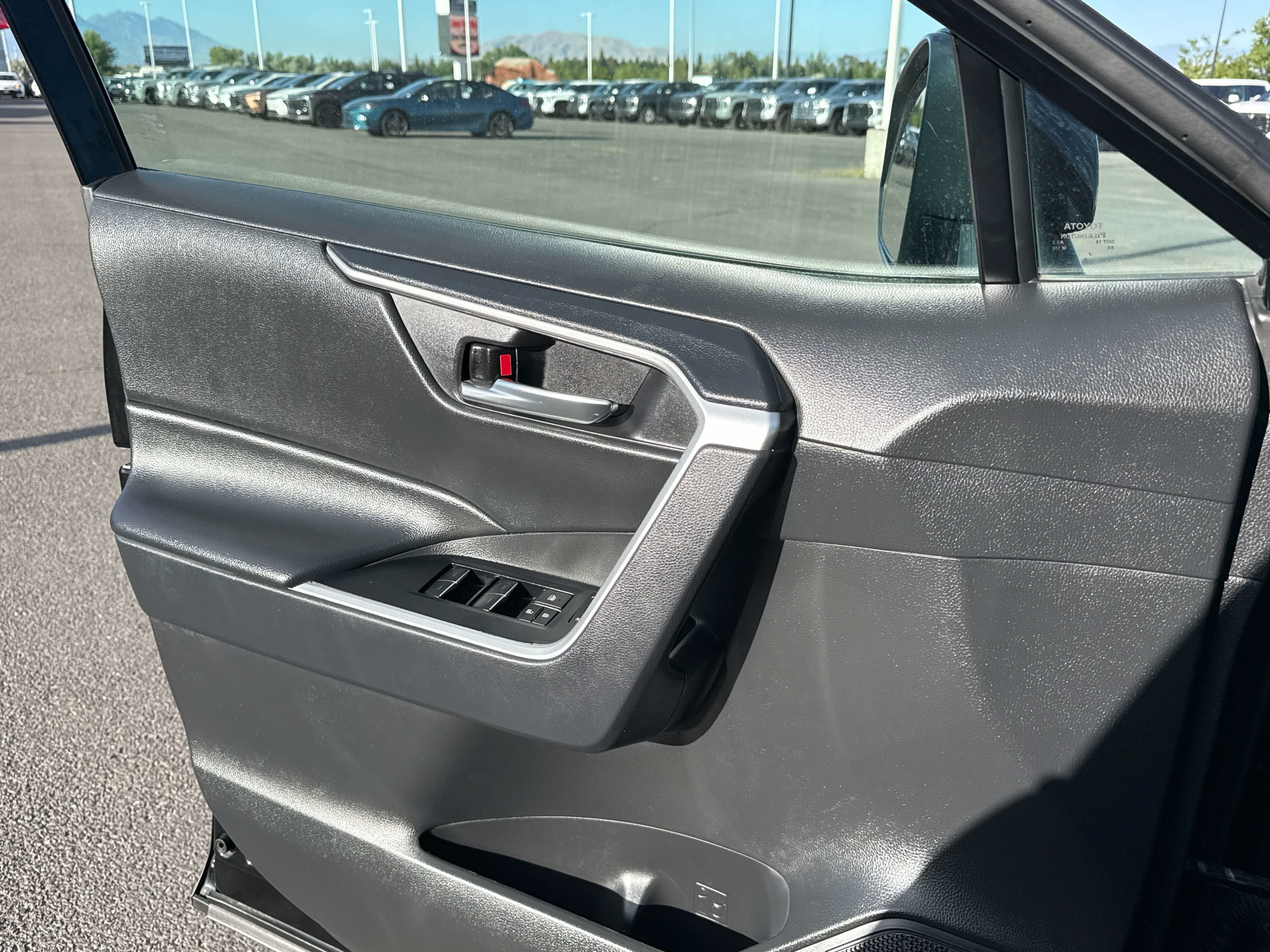 2024 Toyota RAV4 XLE - Photo 13