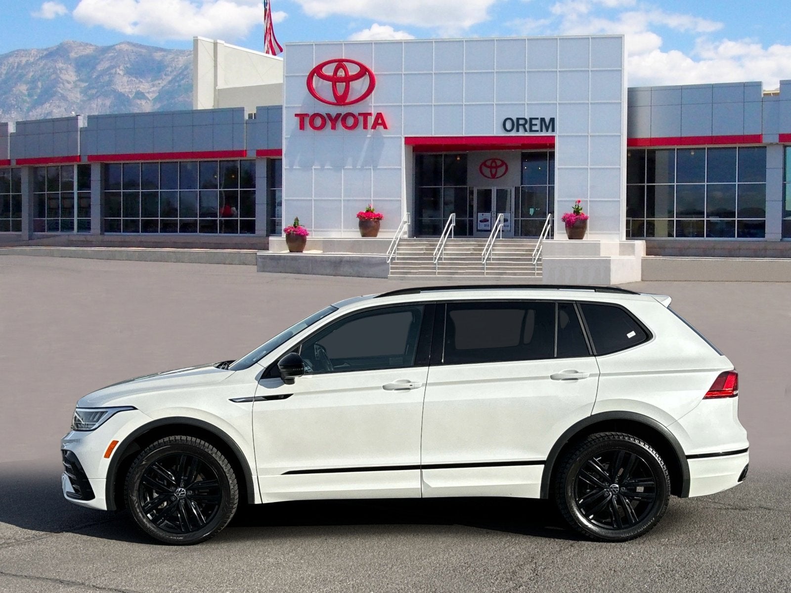 2022 Volkswagen Tiguan SE R-Line Black