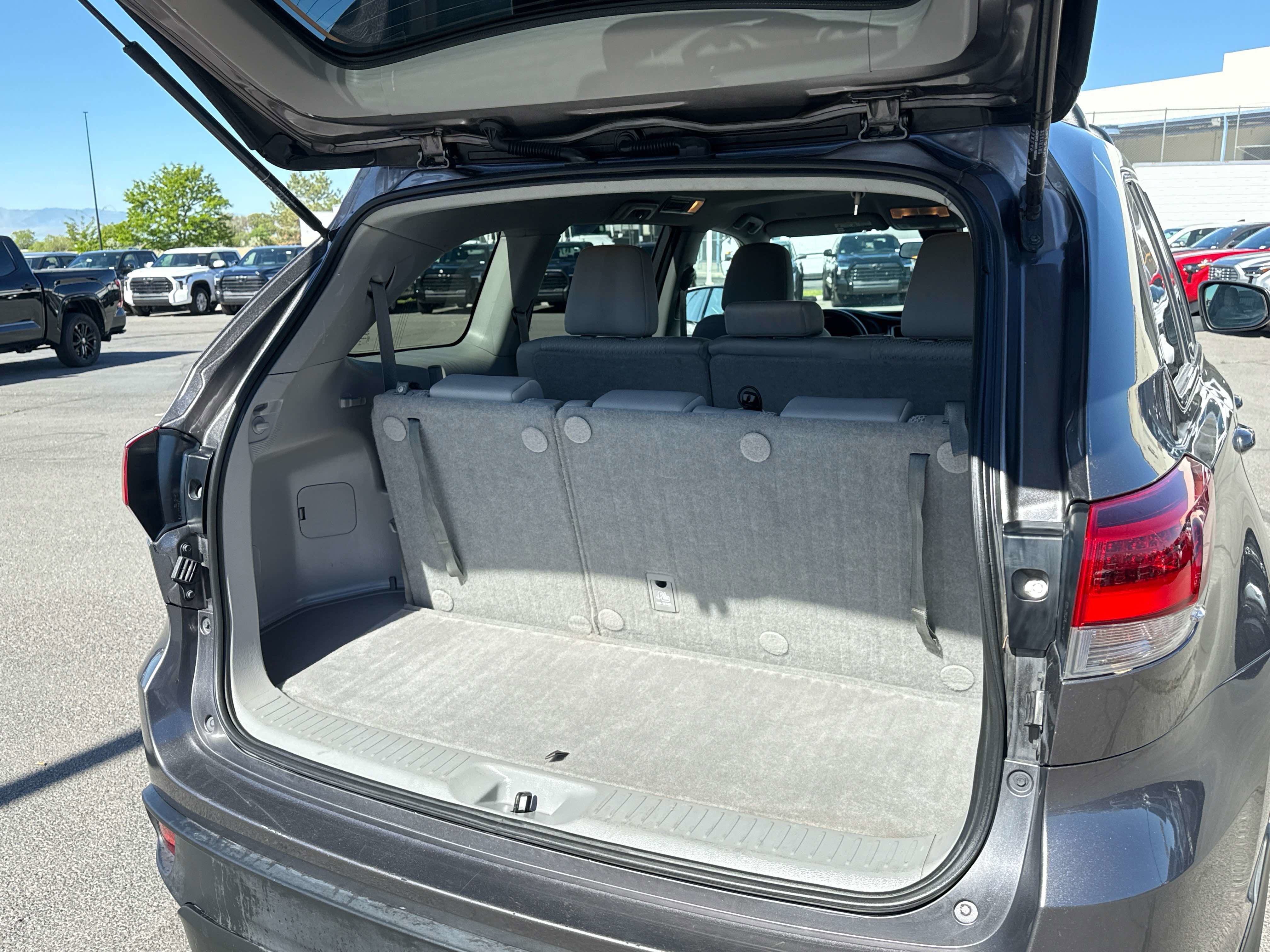 2019 Toyota HIGHLANDER LE