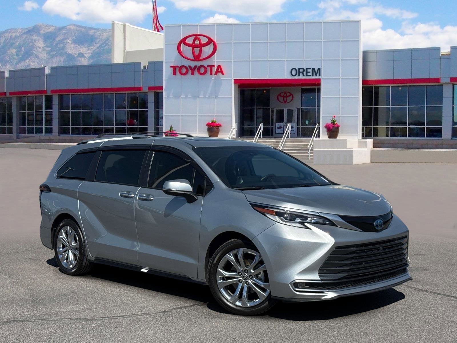 2023 Toyota Sienna Platinum 7-Passenger Hybrid FWD's photo