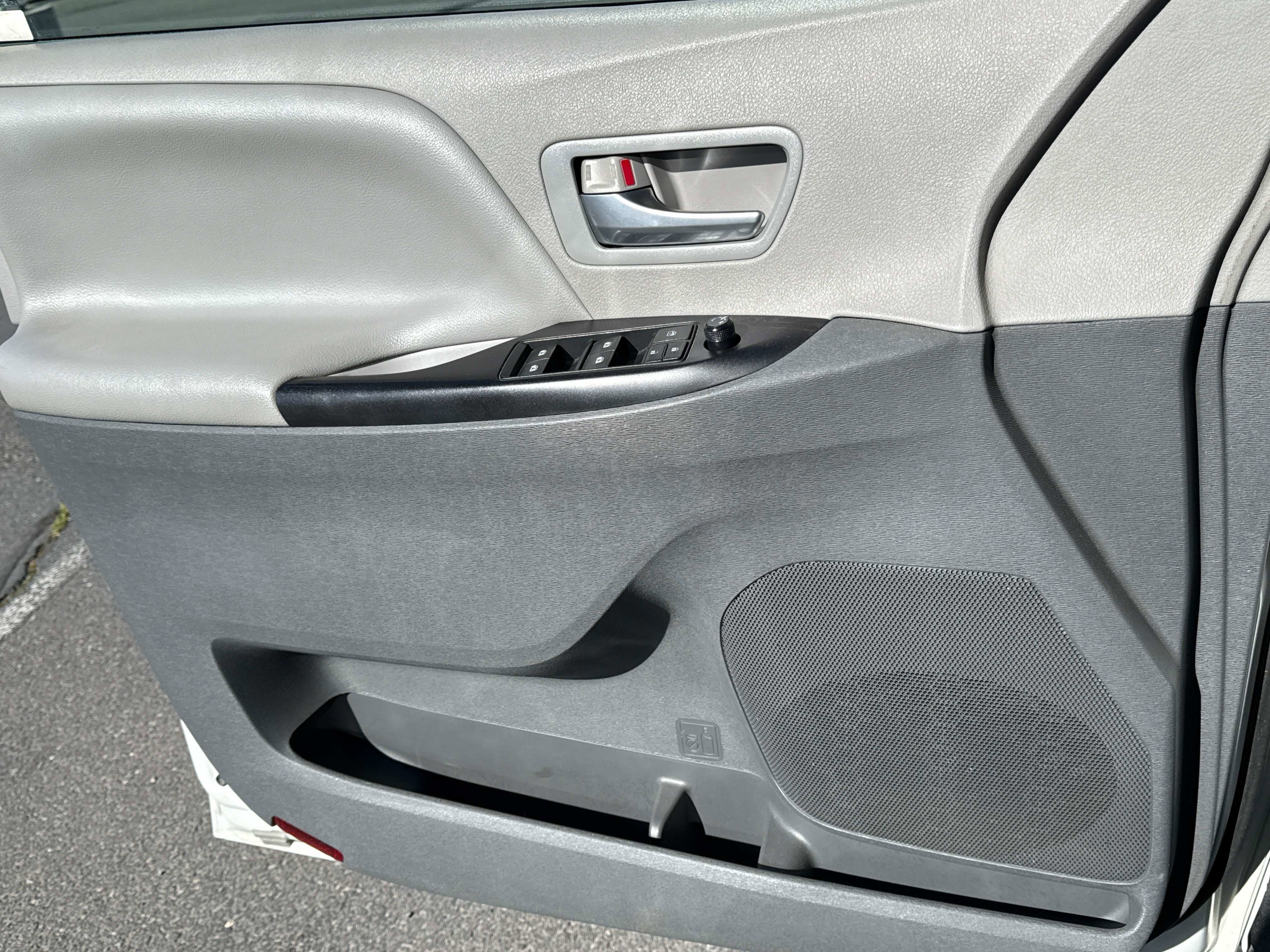 2015 Toyota SIENNA LE 3.5L LE