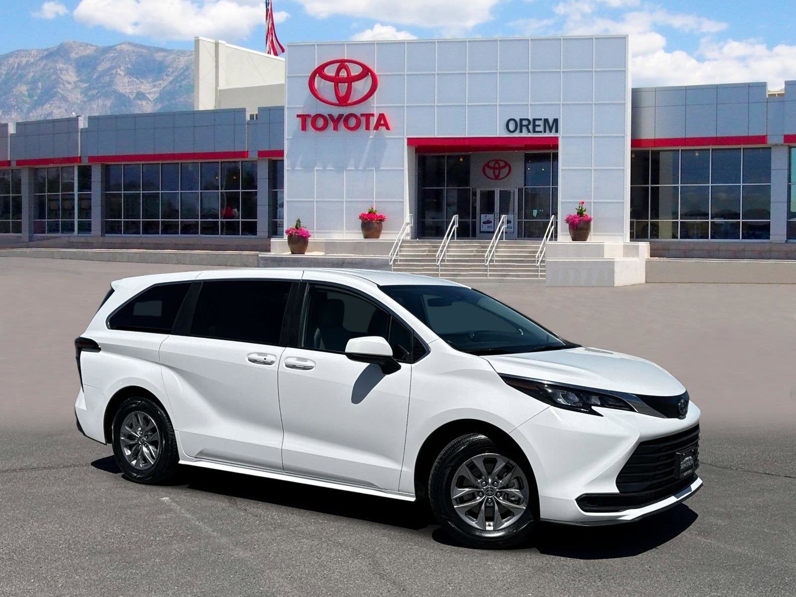 2025 Toyota Sienna LE 8-Passenger Hybrid FWD's photo