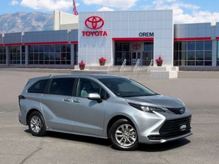 2025 Toyota Sienna LE