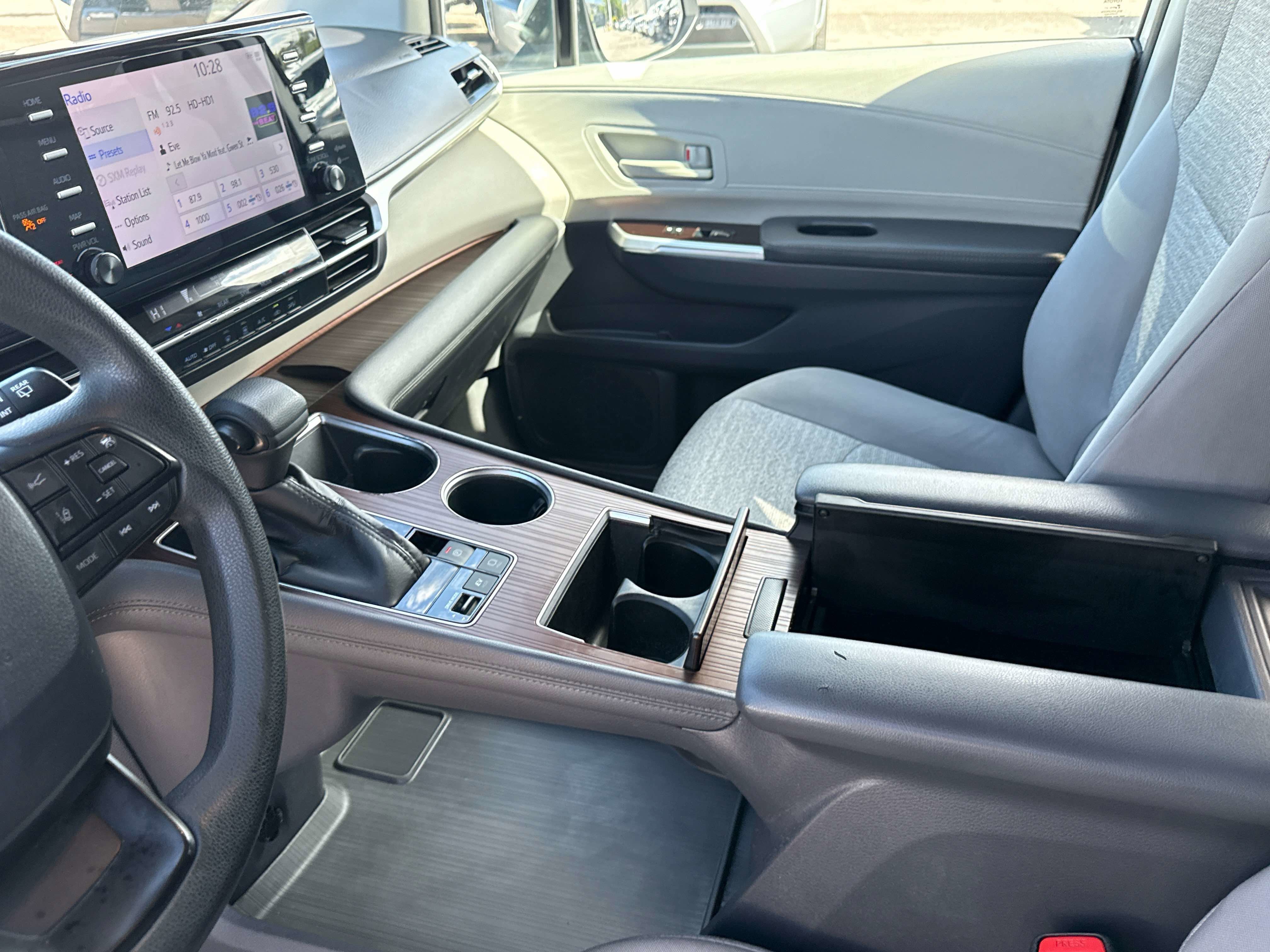 2022 Toyota Sienna LE