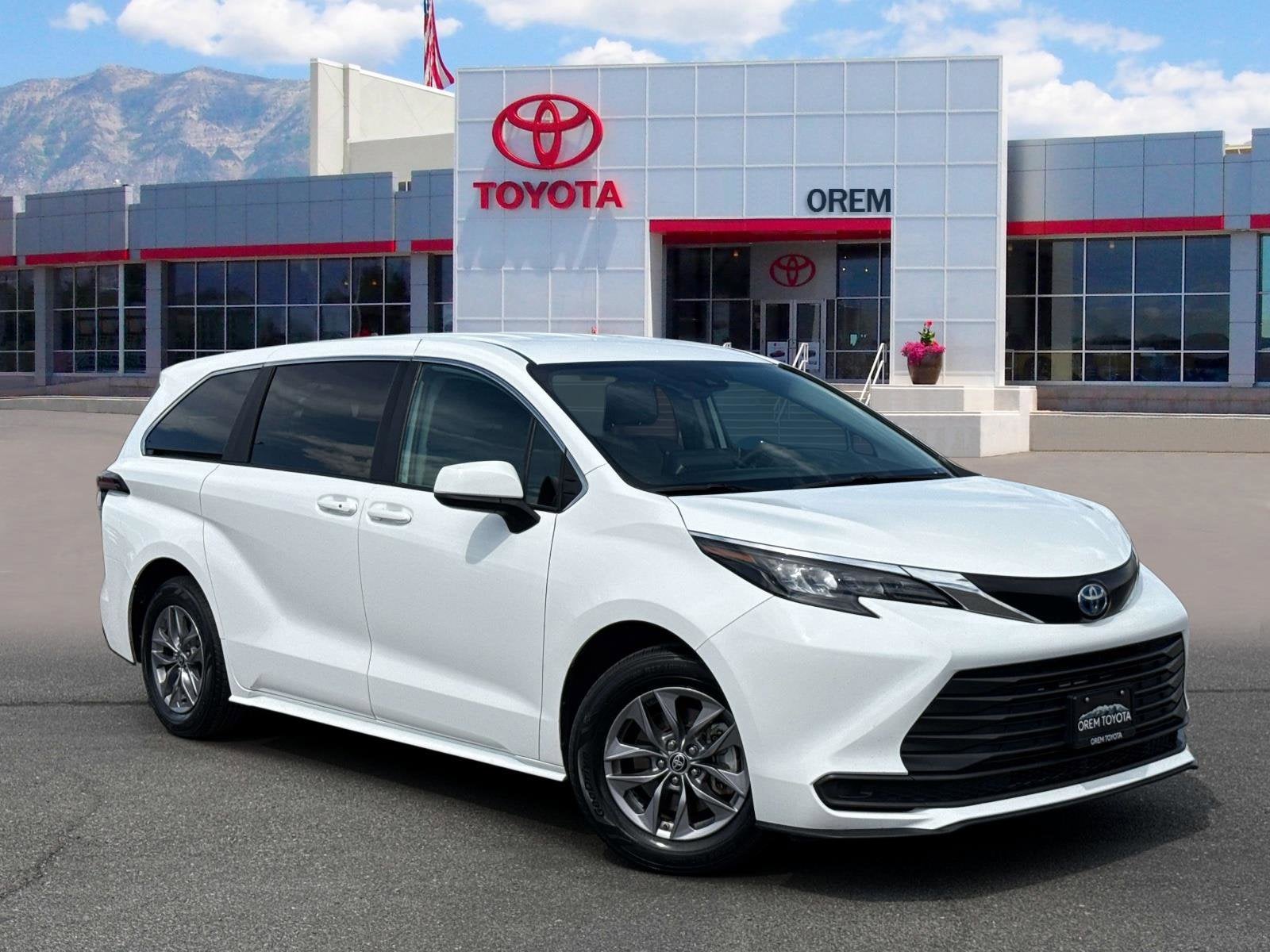 2024 Toyota Sienna LE 8-Passenger Hybrid AWD's photo