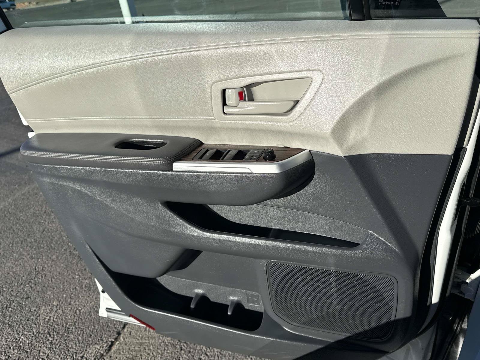 2024 Toyota Sienna LE