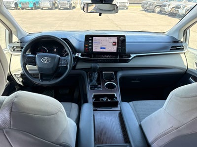 2022 Toyota Sienna LE