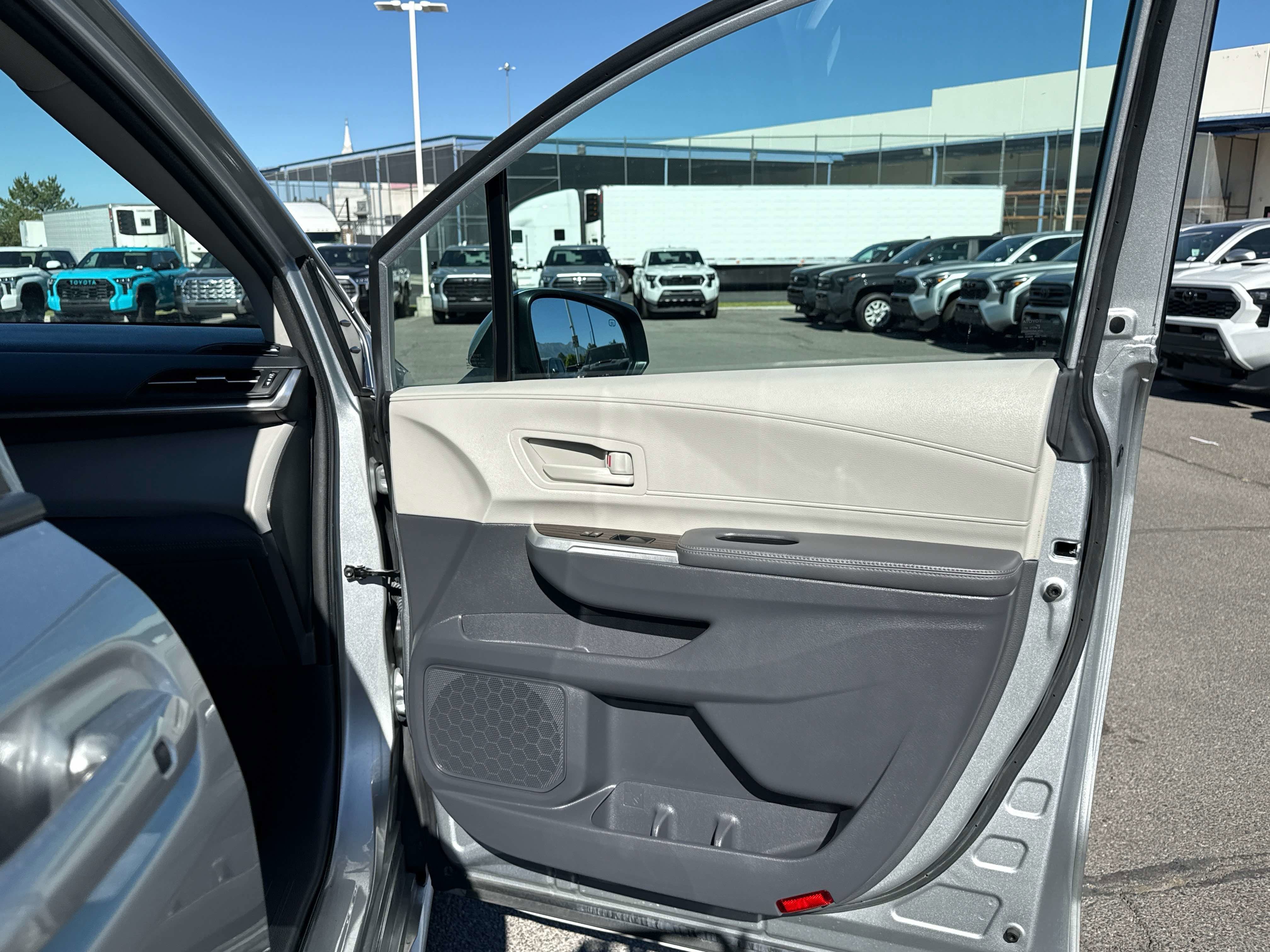 2022 Toyota Sienna LE