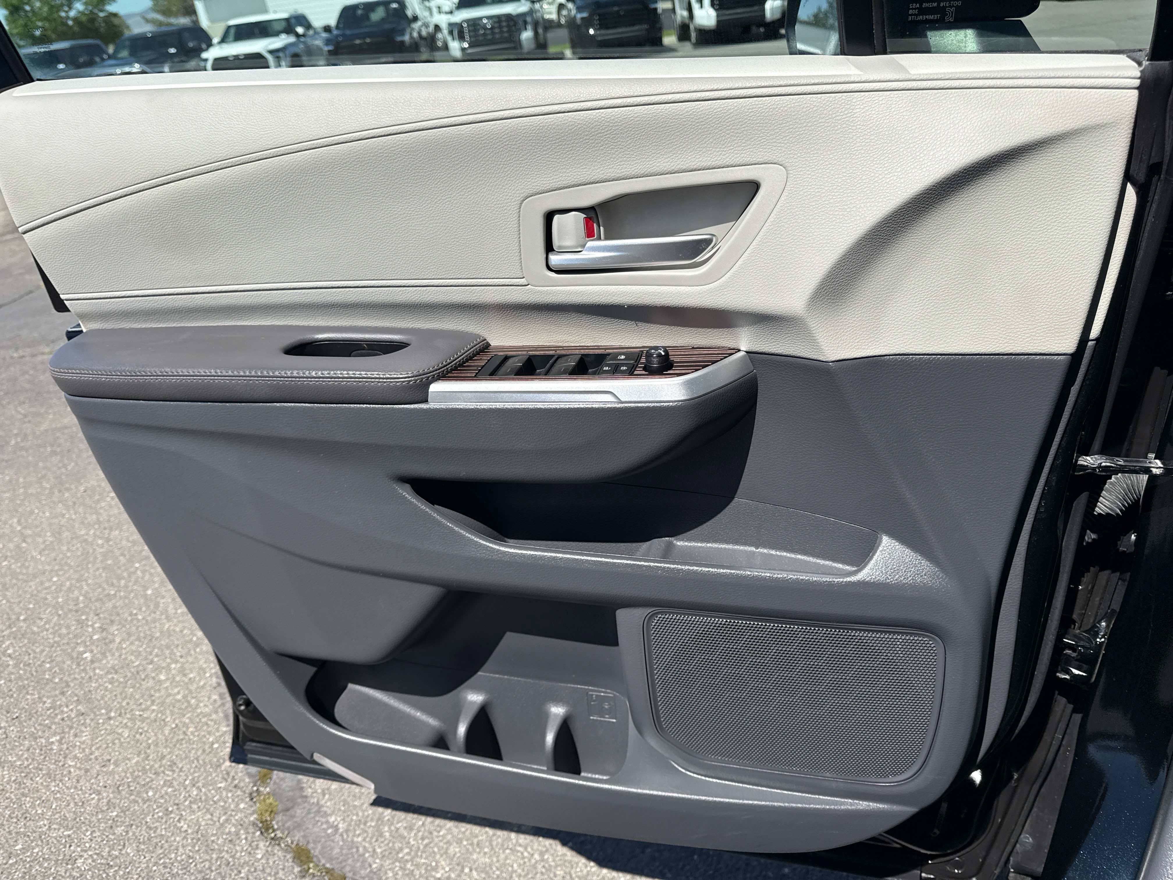 2024 Toyota SIENNA XLE XLE