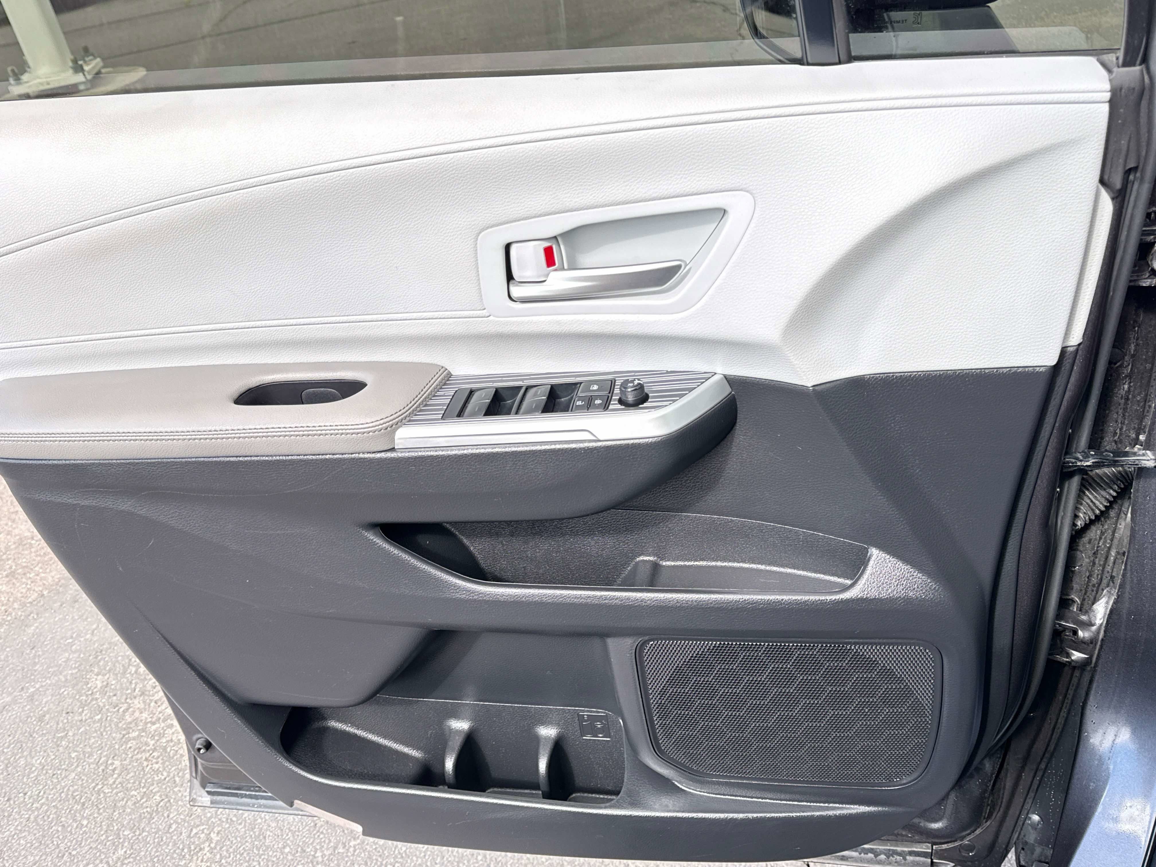 2025 Toyota SIENNA XLE XLE