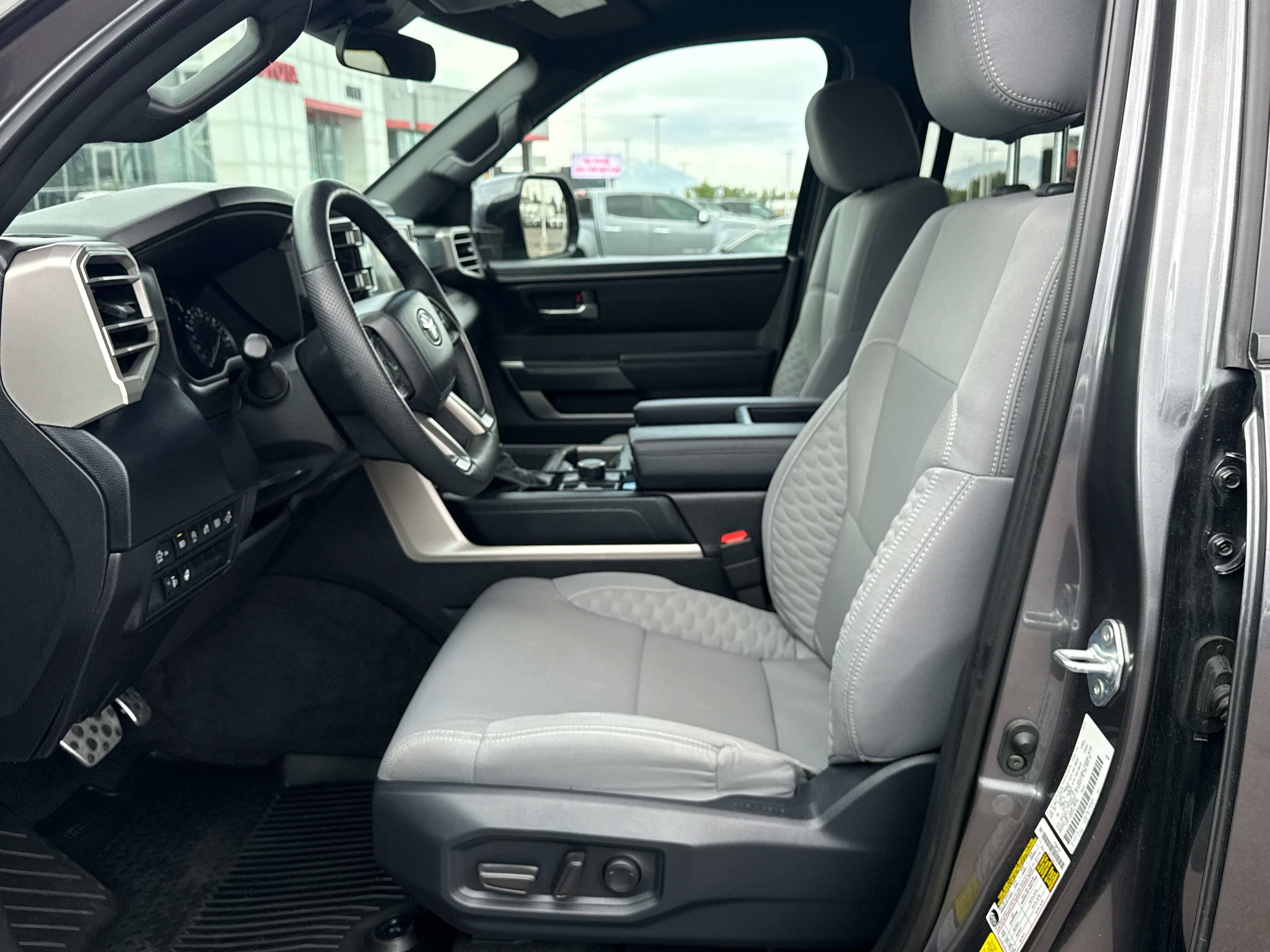 2025 Toyota TUNDRA 4X4 SR5