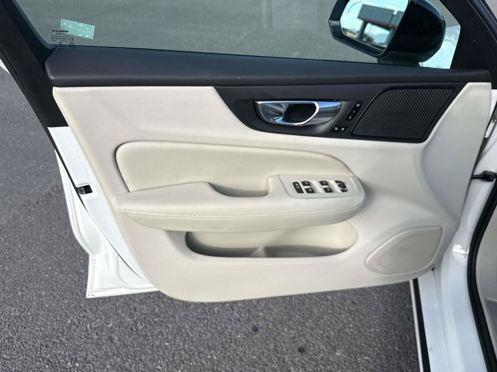 2023 Volvo S60 Plus Dark Theme