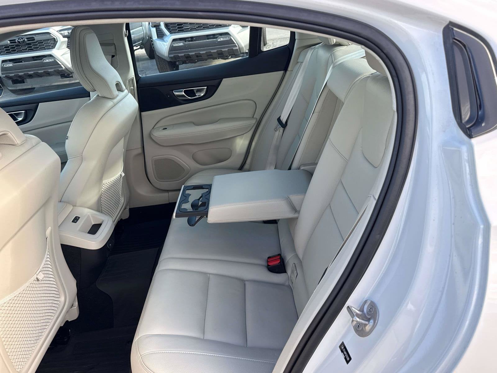 2023 Volvo S60 Plus Dark Theme
