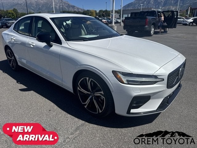 2023 Volvo S60 Plus Dark Theme