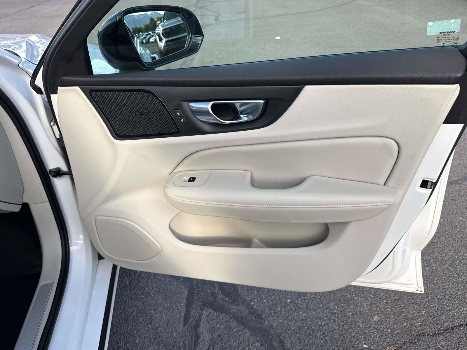 2023 Volvo S60 Plus Dark Theme