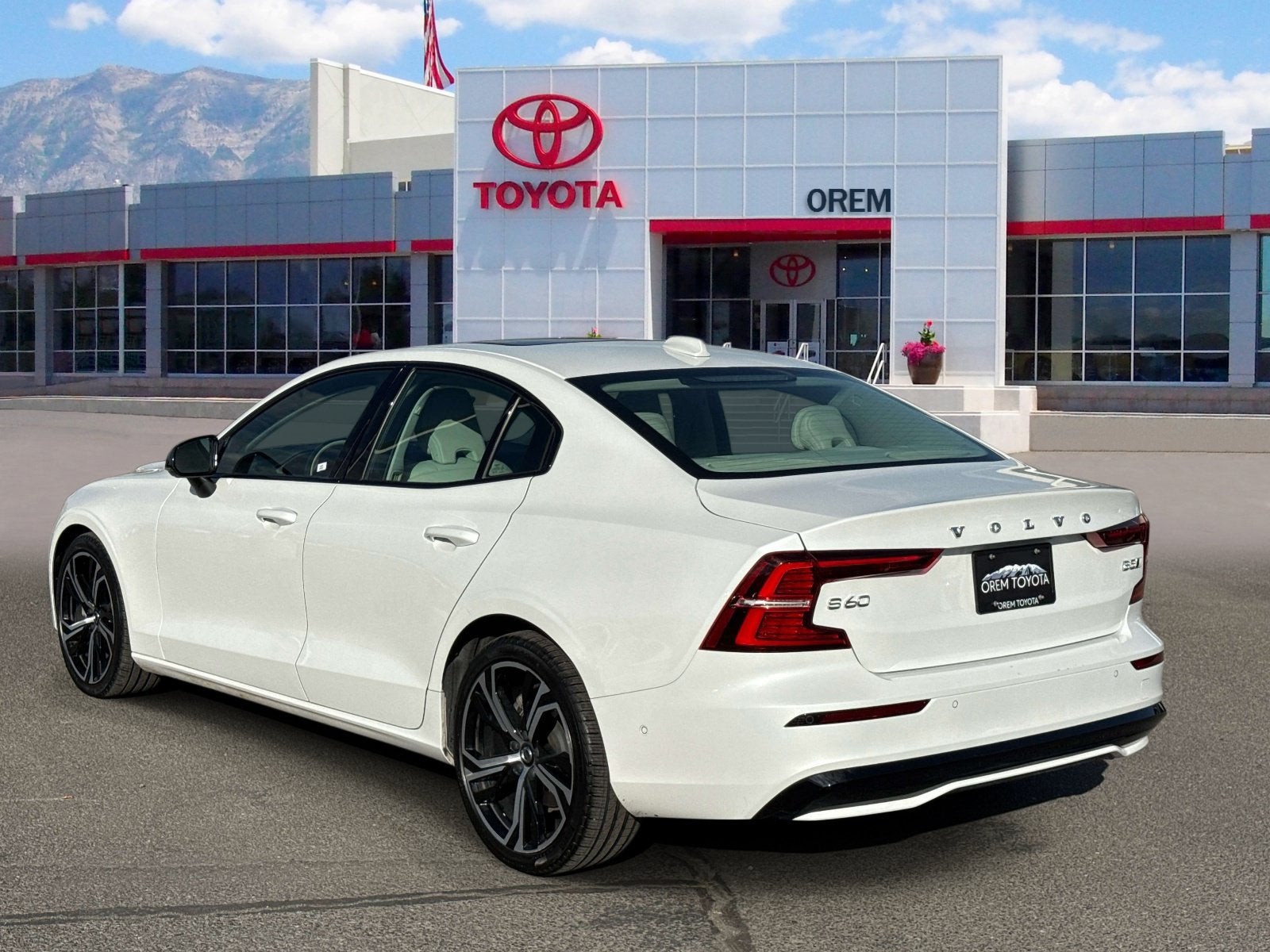 2023 Volvo S60 Plus Dark Theme