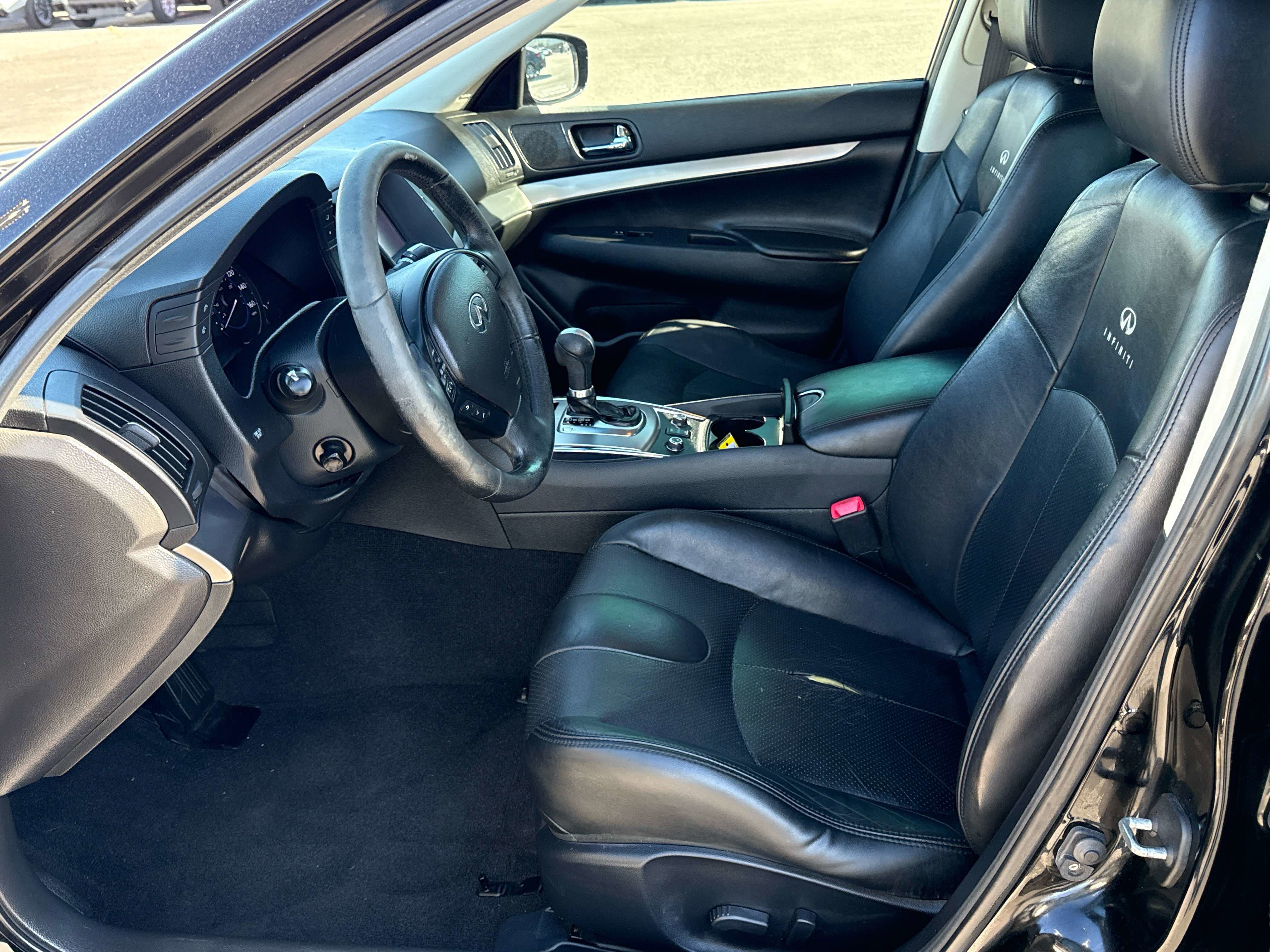2013 INFINITI G37 x