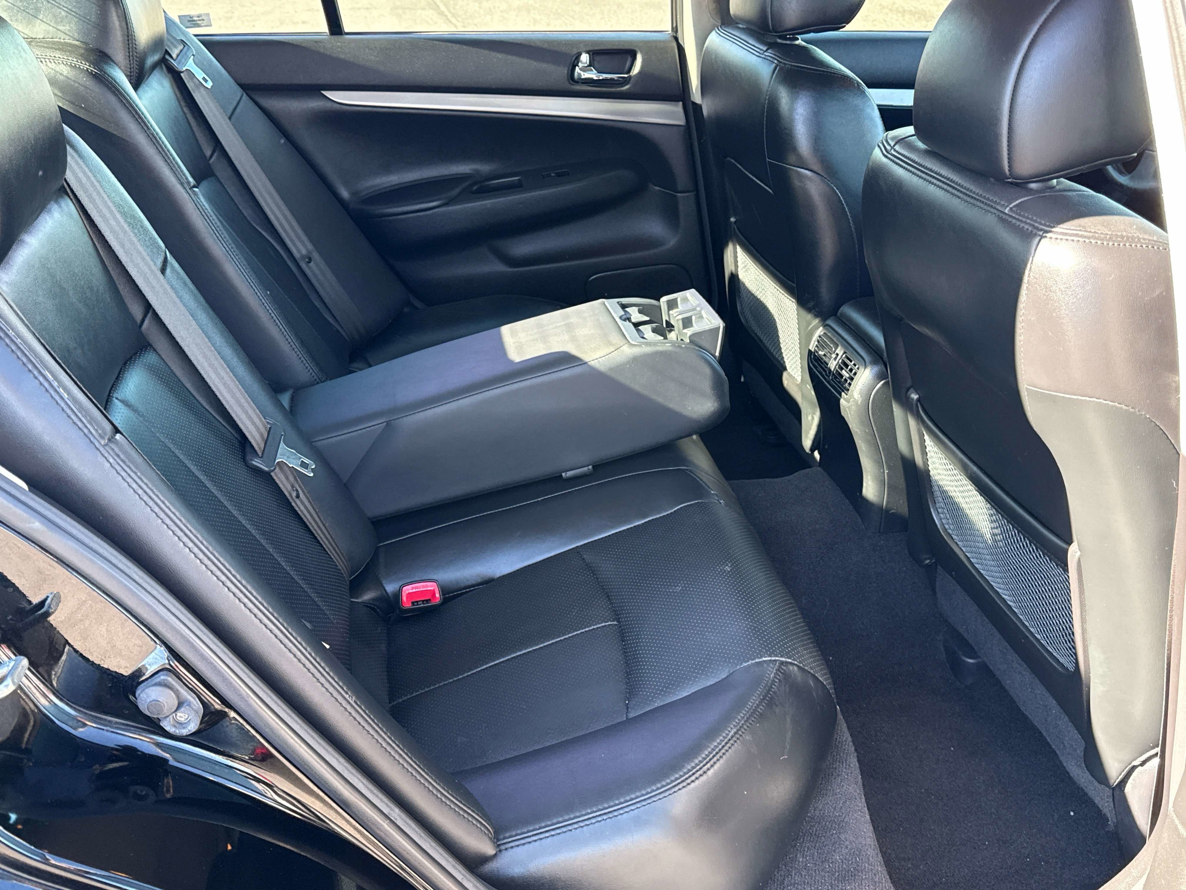 2013 INFINITI G37 x