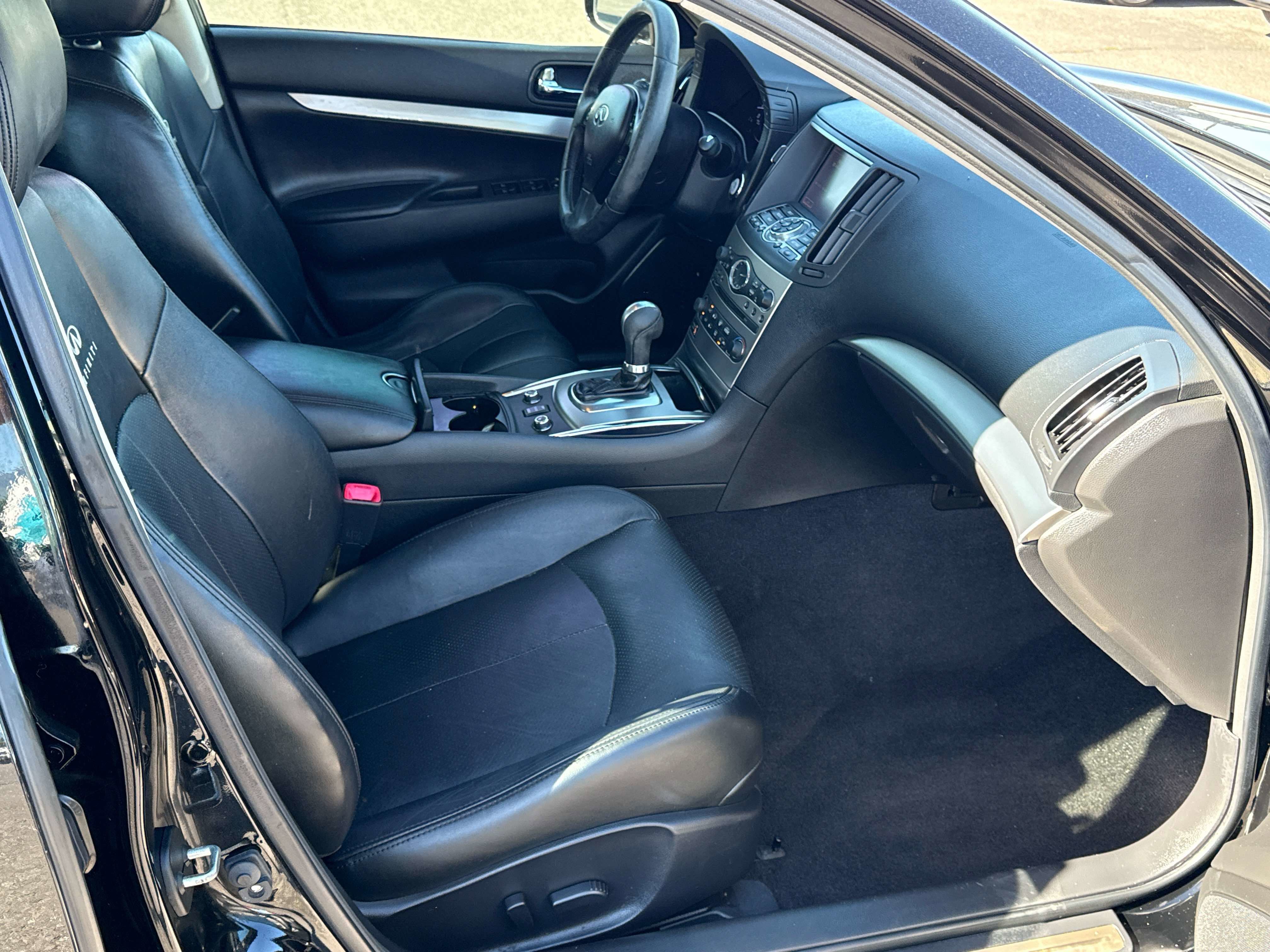 2013 INFINITI G37 x