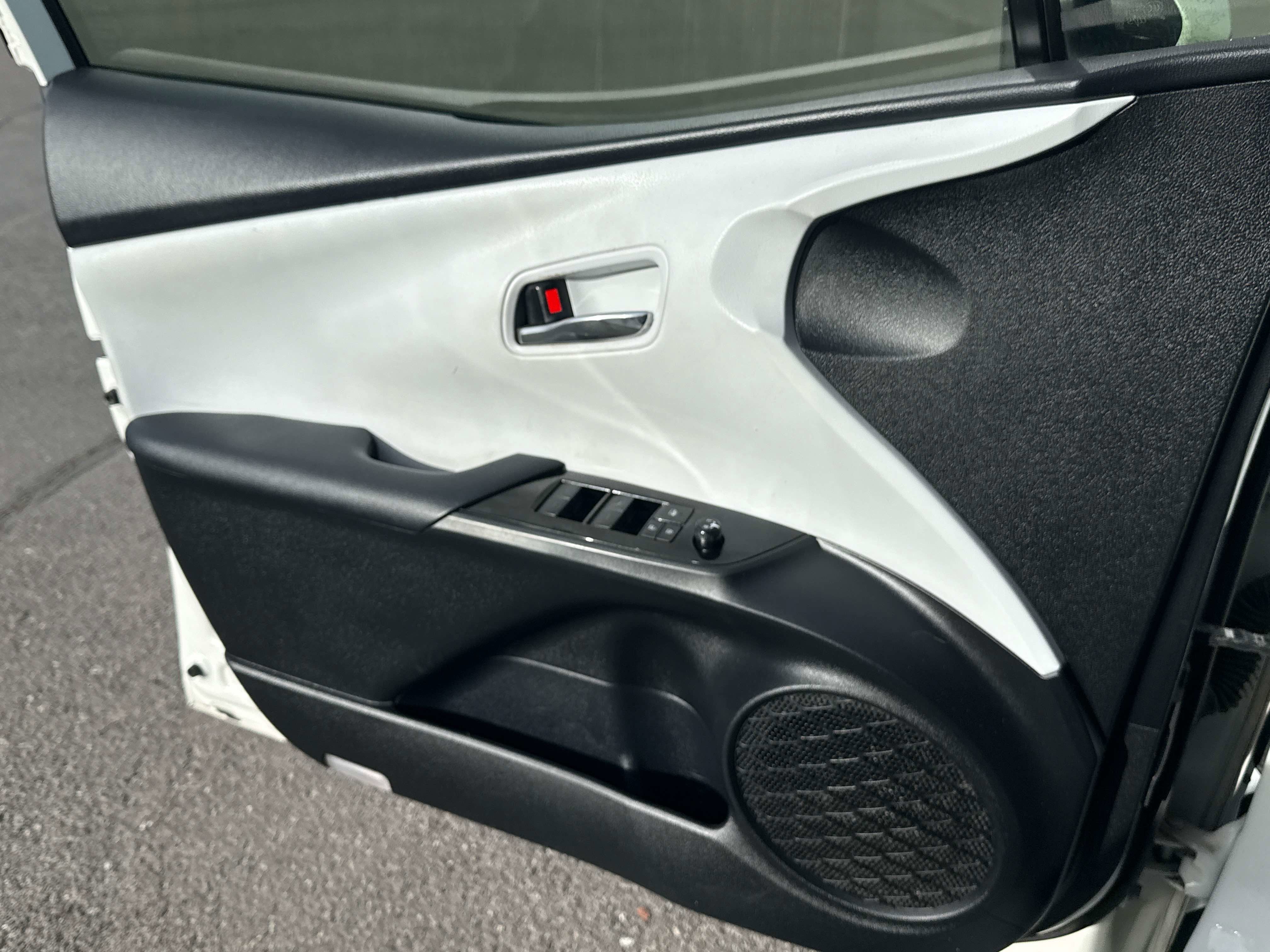 2019 Toyota PRIUS XLE