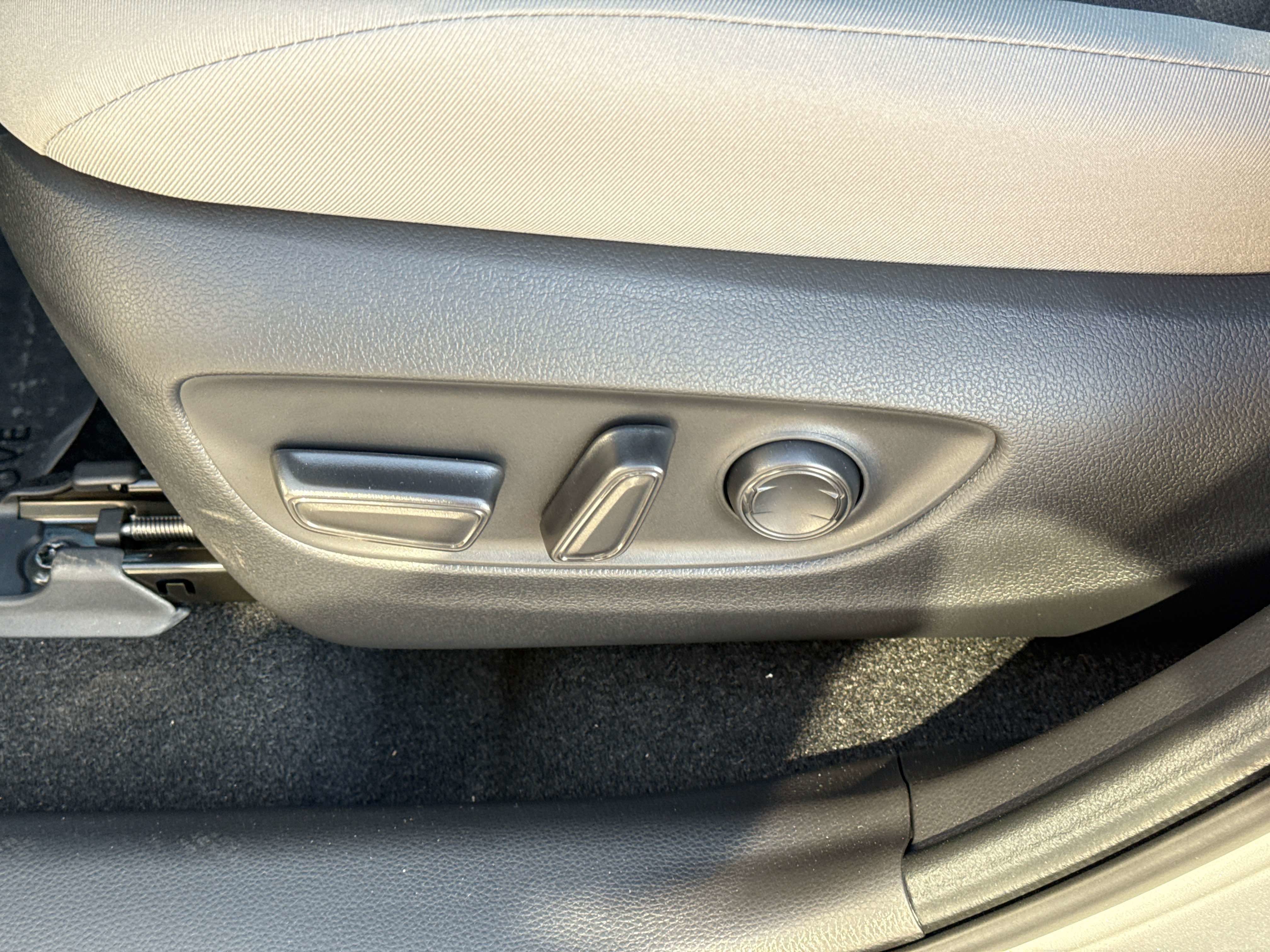 2025 Toyota RAV4 HYBRID Hybrid XLE